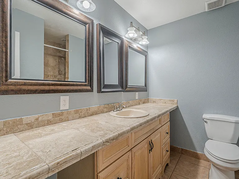 3236 S Kenwood Ln — Photo 30