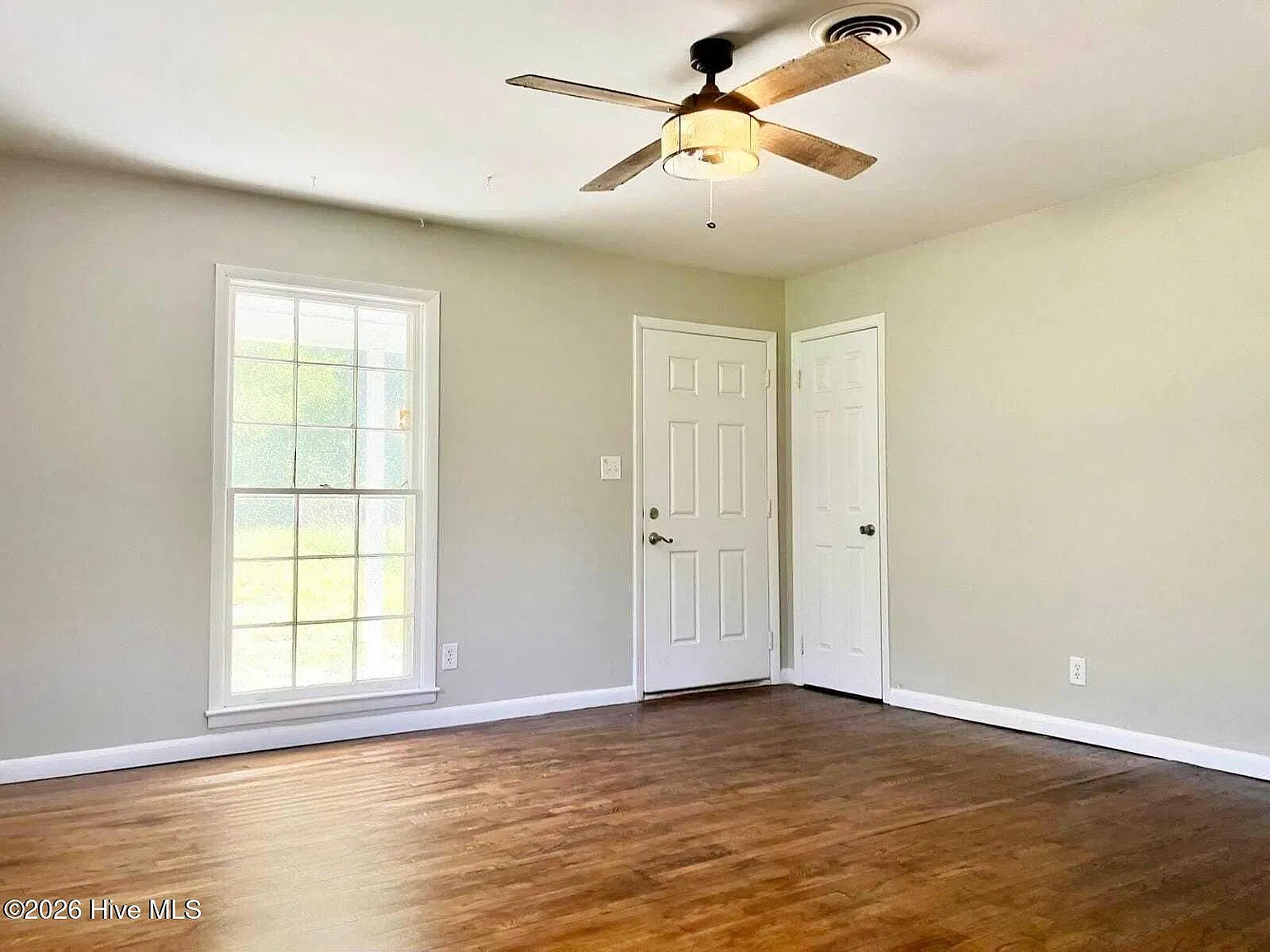 3 bed, 1.0 bath, 1025 sqft, $1,595 — Photo 4