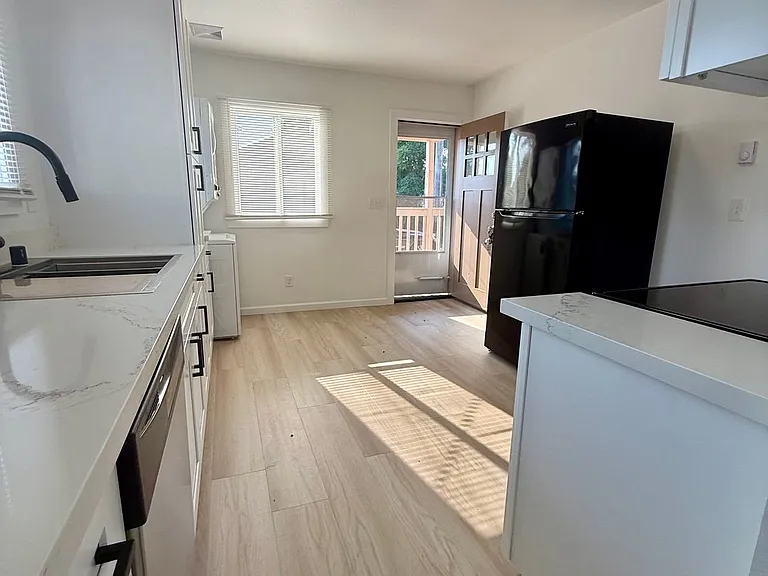 8420 1/2 S Tacoma Way — Photo 5