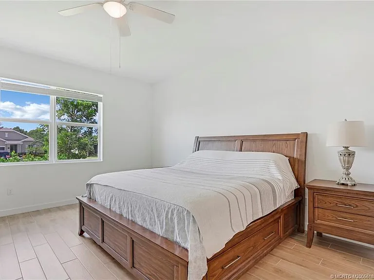 1630 NE Skyhigh Ter — Photo 18