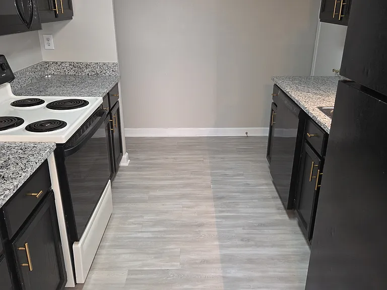 550 West Ct — Photo 4