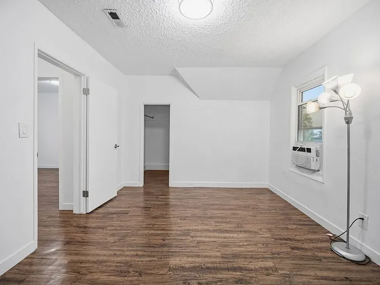 1123 E Indiana Ave — Photo 20