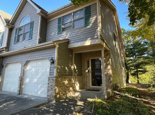110 River Bluff Ct, Carpentersville, IL