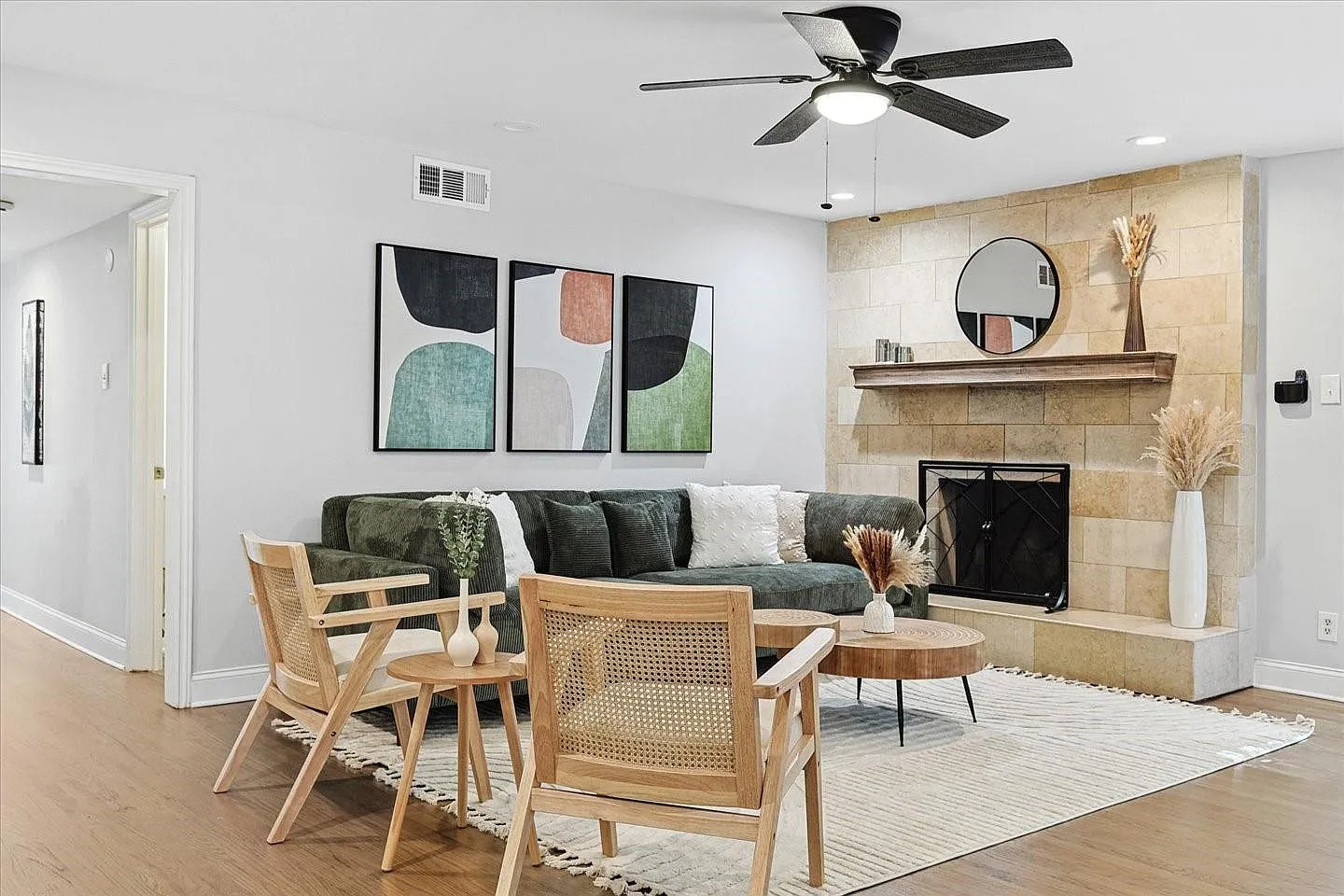 4 bed, 2867 sqft, $5,175 — Photo 4