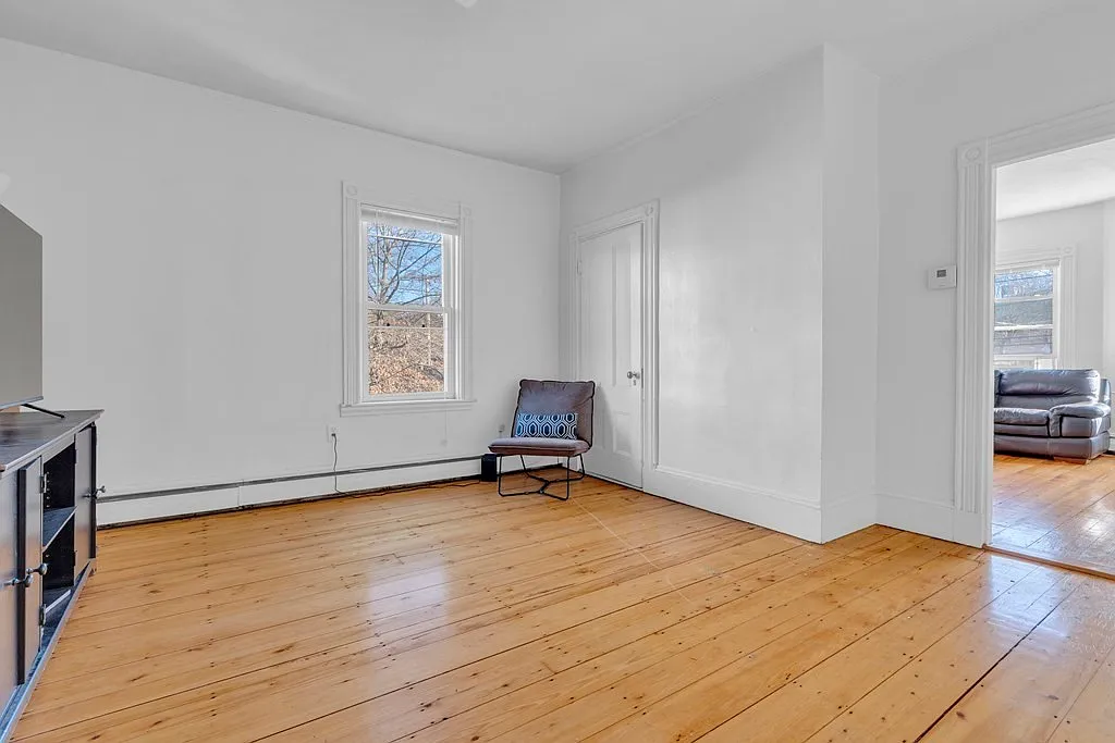 3 bed, 1300 sqft, $3,900 — Photo 2