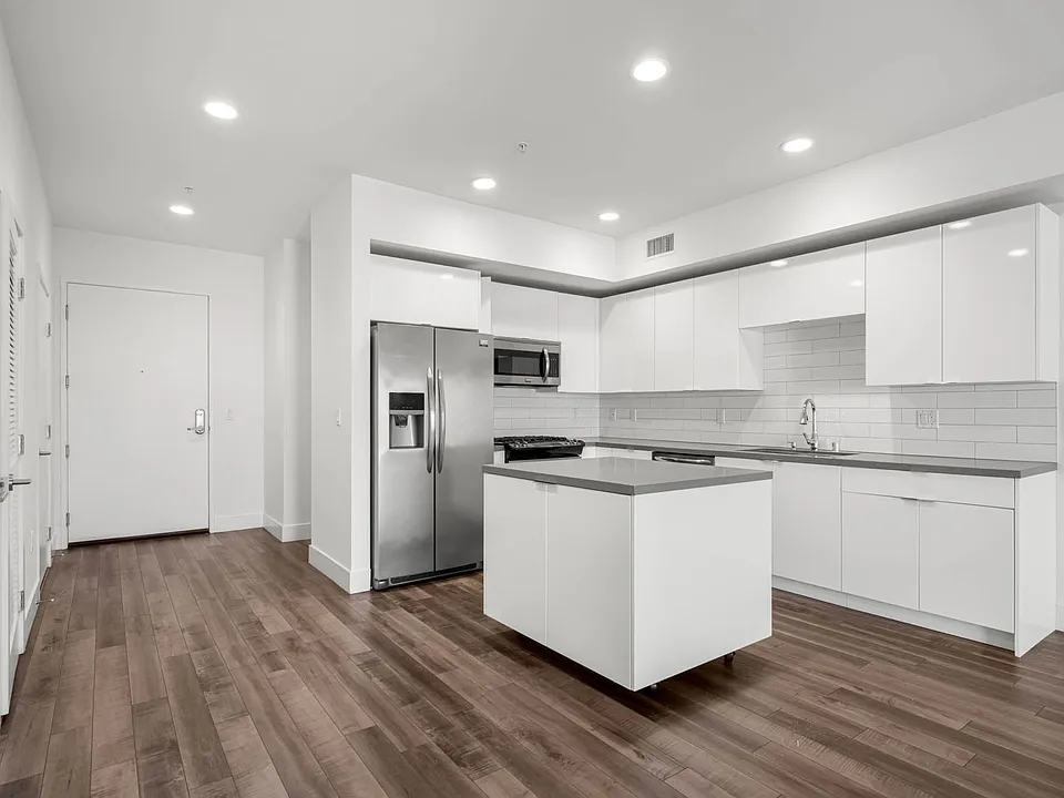 1215 S Bedford