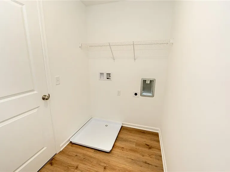 98 Brewster Dr — Photo 16