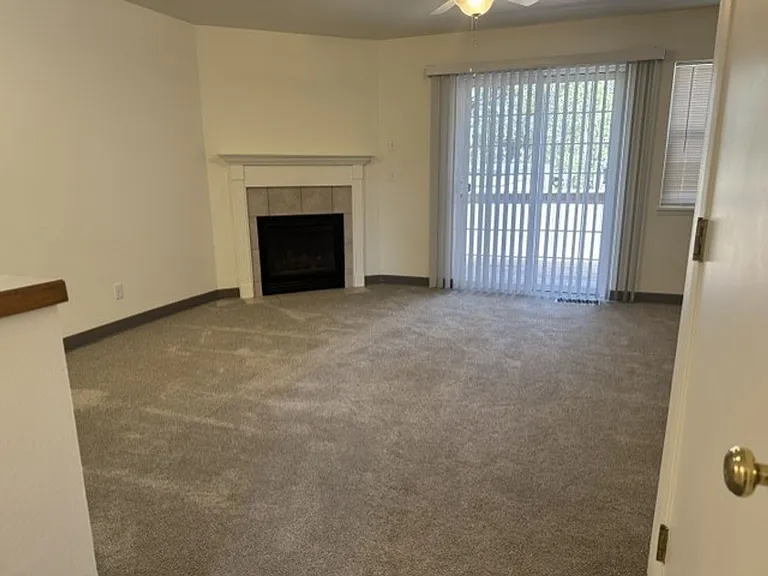 744 NE Savannah Dr — Photo 3