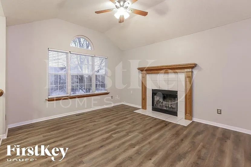 3 bed, 2.5 bath, 1704 sqft, $2,605 — Photo 3