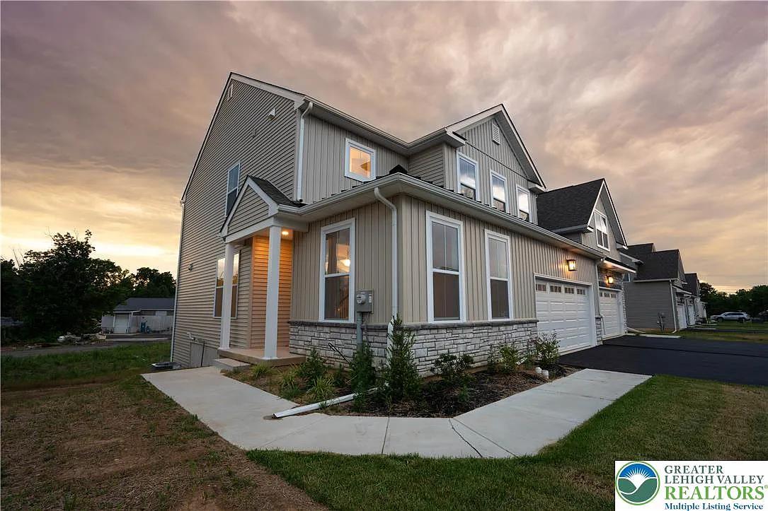 3 bed, 3.5 bath, 2030 sqft, $2,800 — Photo 2