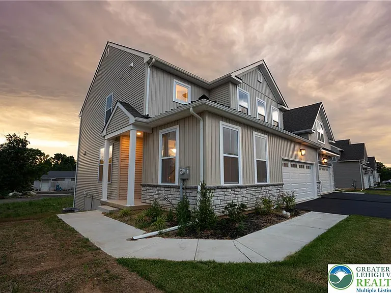 3740 Samantha Ln — Photo 2