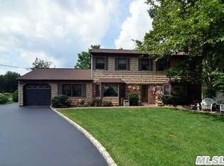 147 Hallock Ln, Rocky Point, NY 11778