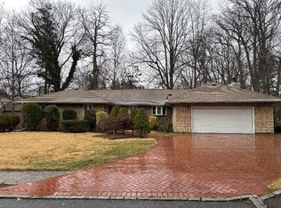 1 Hartley Rd, Great Neck, NY 11023