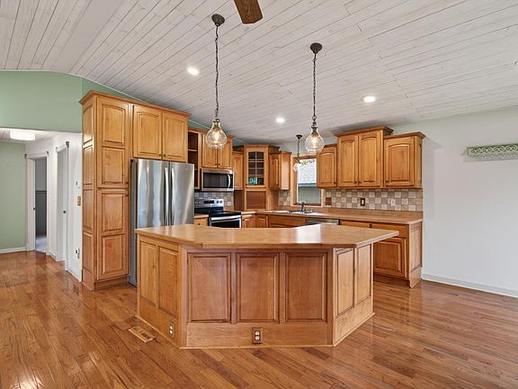 3rd image of 8381 Knollwood Dr