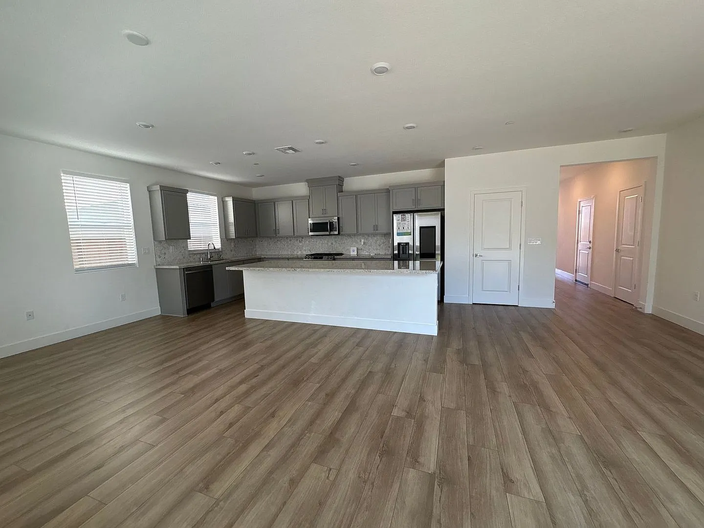 Gorgeous 4 Bedroom Home in Quiet Hollister Neighborhood — Photo 3