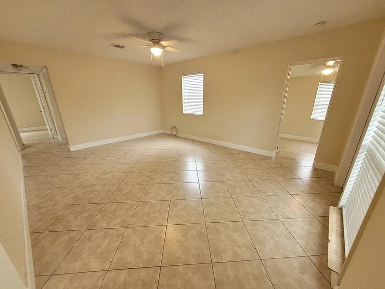 1701 NE 42nd Ct — Photo 7