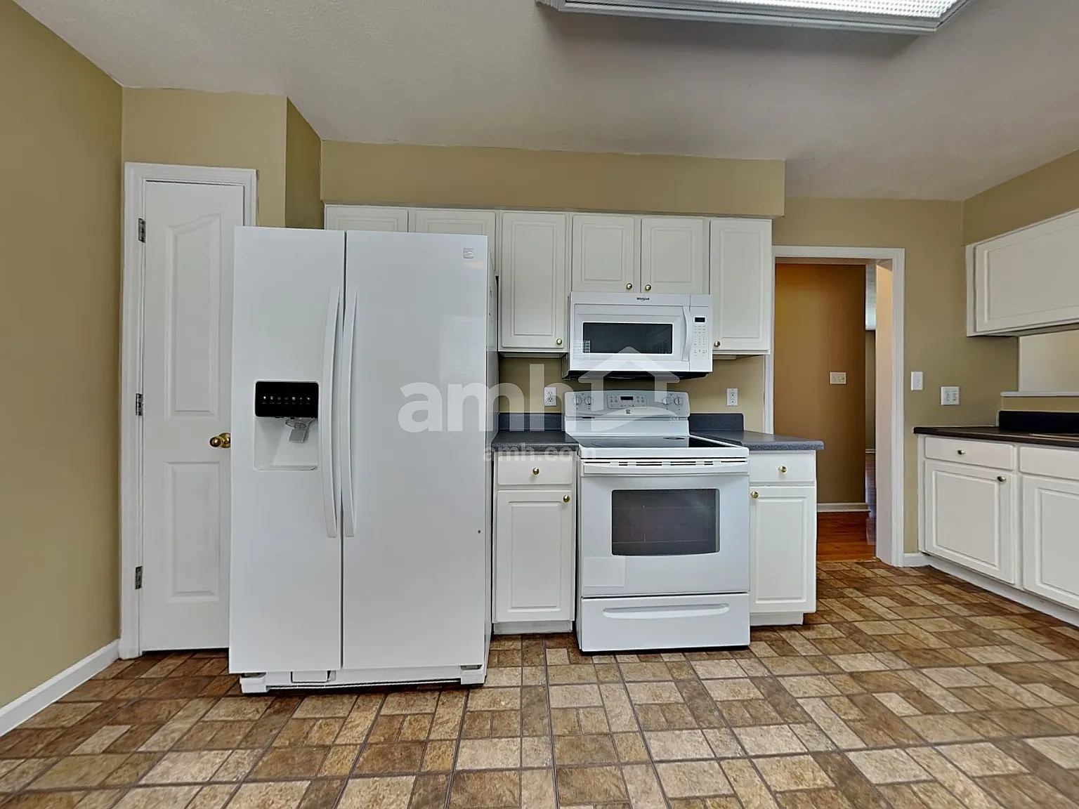 3 bed, 2.5 bath, 2016 sqft, $2,485 — Photo 4