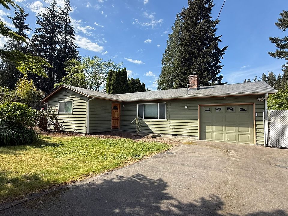 One car garage with long drive way can fit up to 5 cars or RV parking.