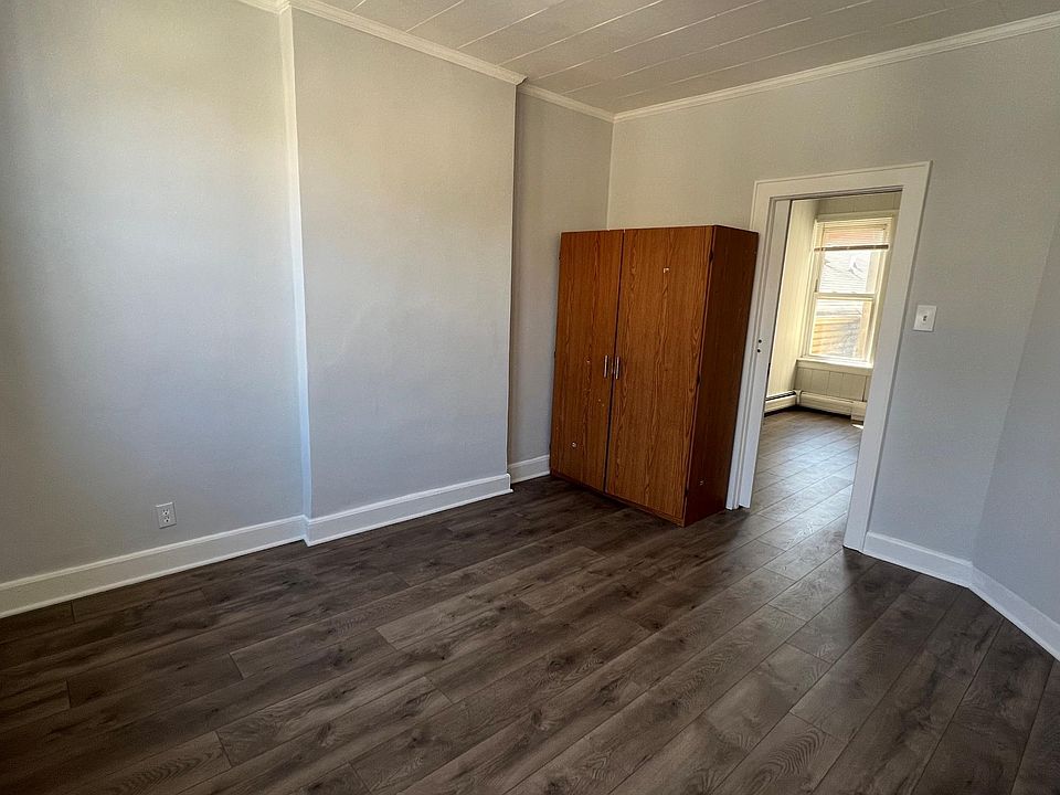 Bedroom with triple window