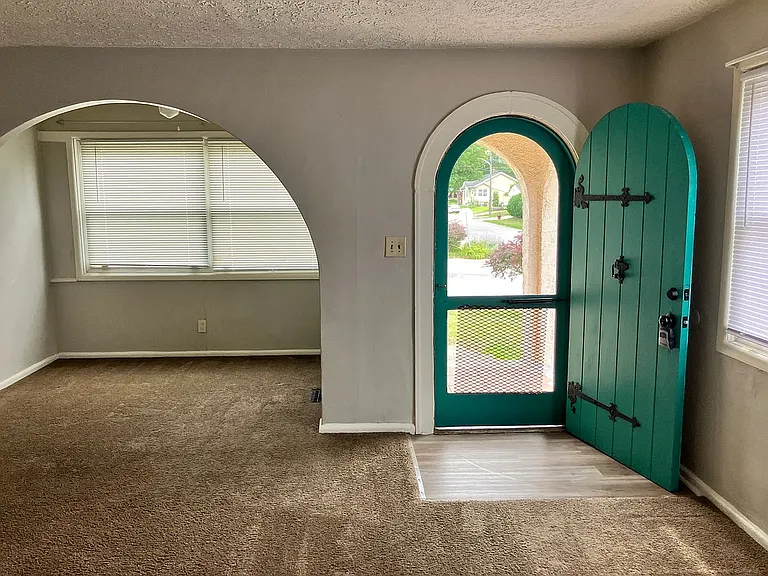 802 N Riley Ave — Photo 5