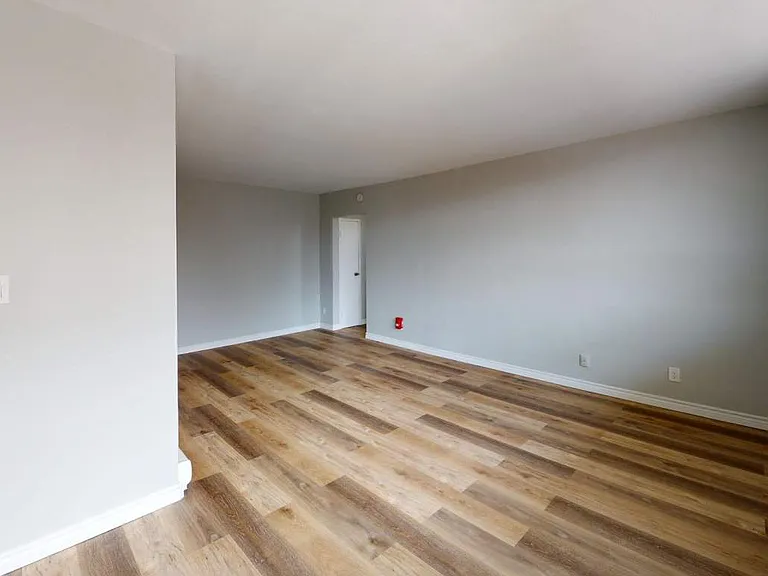 325 Giles Blvd W — Photo 4