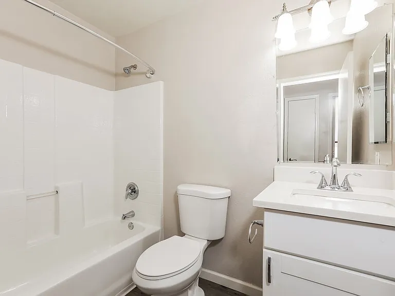 1074 E Silversmith Trl — Photo 14