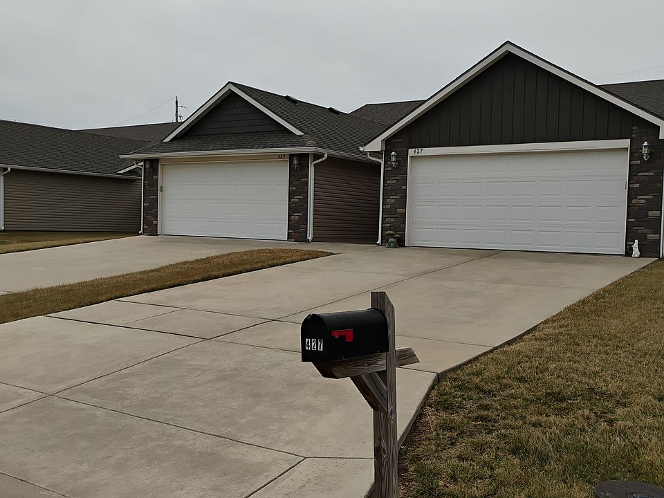 1st image of 425 Meadowlark Dr