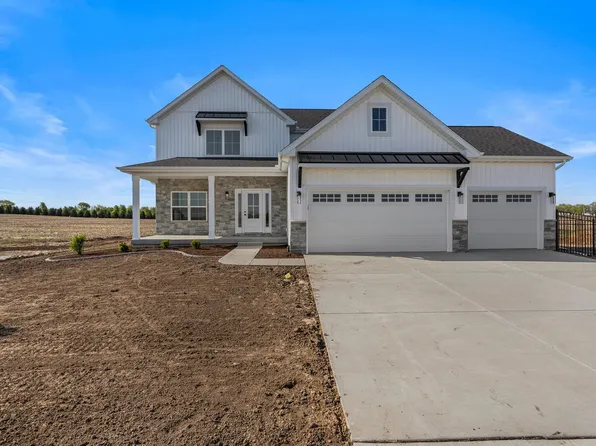 303 Collins Dr, Mahomet, IL 61853