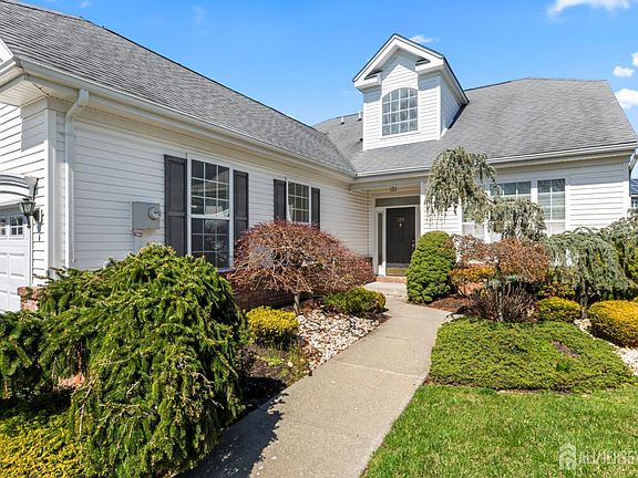 3rd image of 255 Springmeadow Way