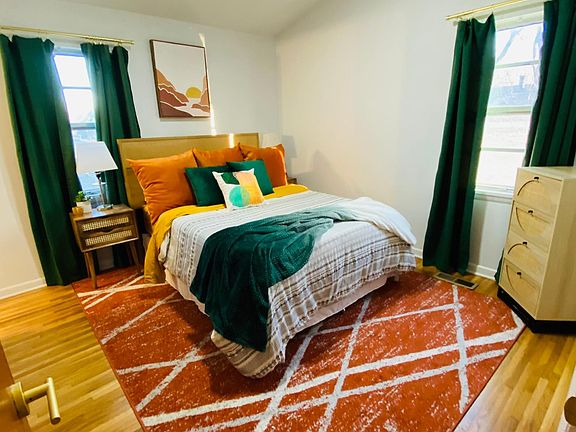 Master bedroom wiith queen bed