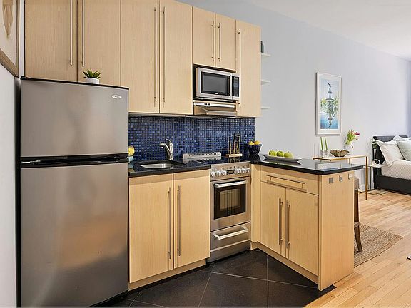 3rd image of 305 E 83rd St APT 3D