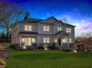 8 Woodedge Rd, Manhasset, NY 11030