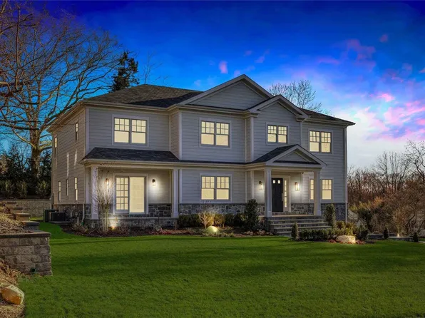 8 Woodedge Road, Manhasset, NY 11030