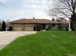 4245 Island View Dr, Fenton, MI 48430