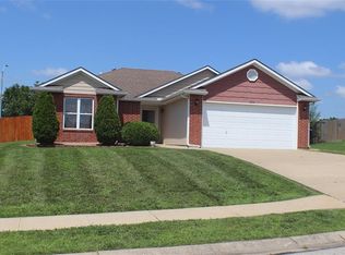 1215 Foxridge Dr, Warrensburg, MO 64093