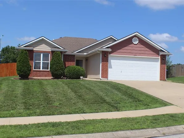 1215 Foxridge Dr, Warrensburg, MO 64093