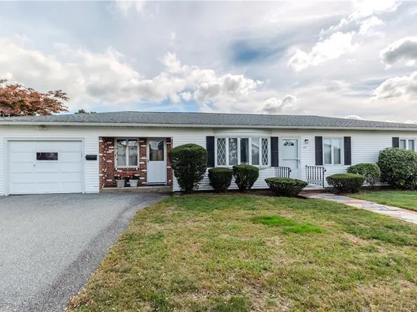 44 Carlisle St, Cranston, RI 02920