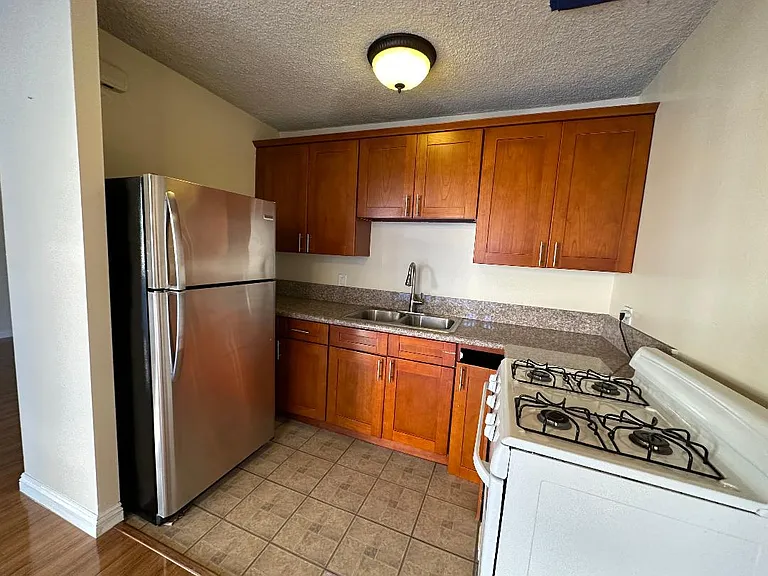 400 Raymondale Dr — Photo 4