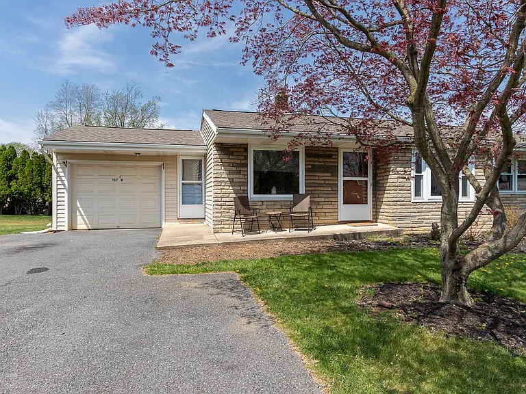 137 W Aaron Dr — Photo 2