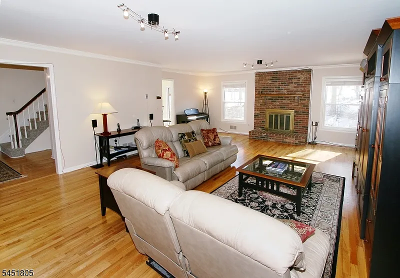 4 bed, 2.5 bath, $5,000 — Photo 4