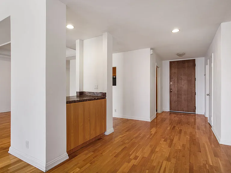1880 Veteran Ave #211 — Photo 4