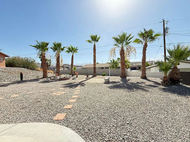 2725 Huntington Dr — Photo 17