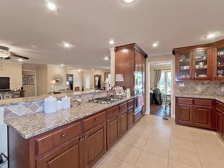 6215 Saratoga Cir — Photo 7