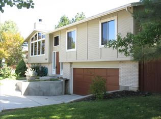 9857 S Heytesbury Ln, Sandy, UT 84092
