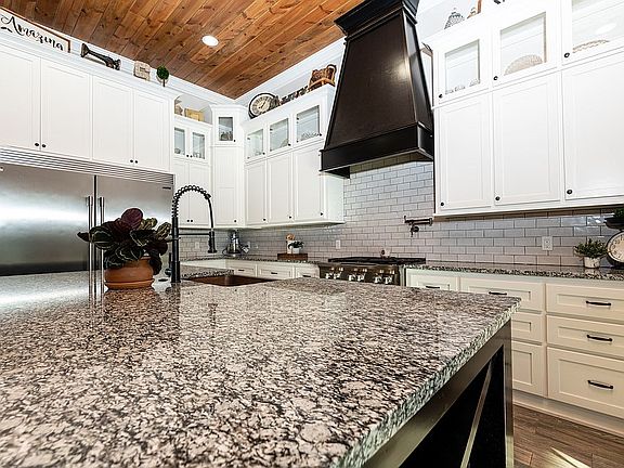 3rd image of 2305 Pinehurst Ct