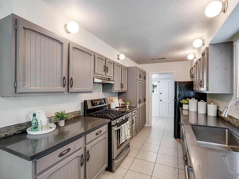 2030 W Lincoln Ave — Photo 14