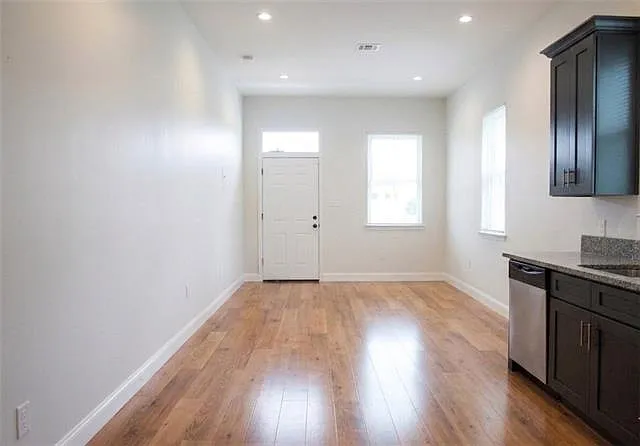 2 bed, 1.0 bath, 1050 sqft, $1,300 — Photo 2