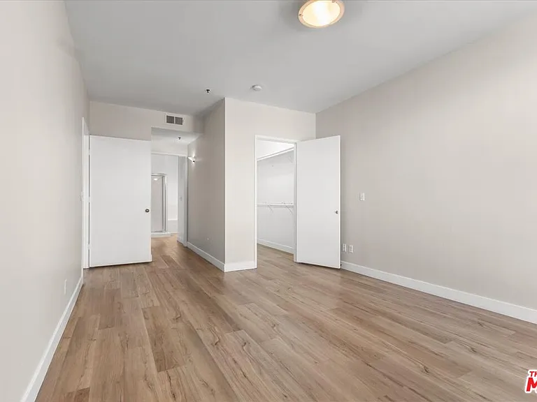 5350 White Oak Ave #209 — Photo 13