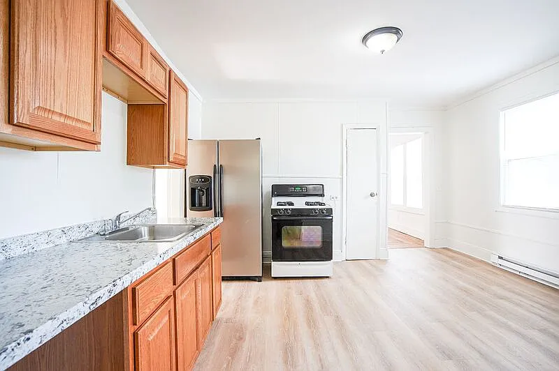 3 bed, 1.0 bath, 1240 sqft, $1,695 — Photo 4