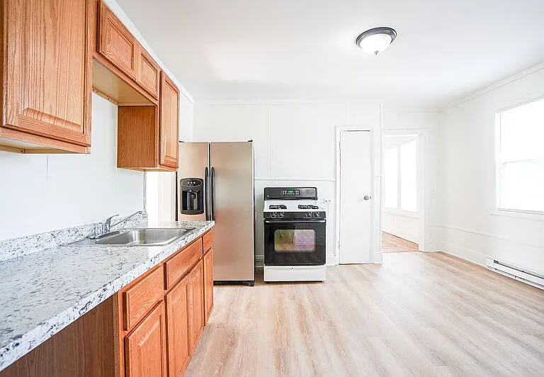 11-13 Newman St #3 — Photo 4